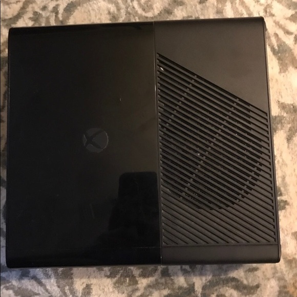 Xbox 360 with 2 games - Picture 4 of 8